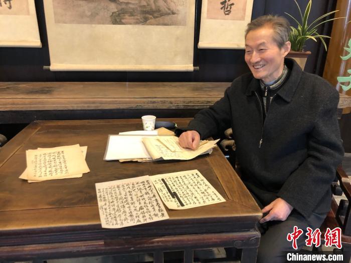 张大年出示了自己与钱钟书的往来信件。　孙权 摄